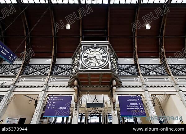 Historic station clock in the main hall, London Paddington station, London, England, United Kingdom, Europe.