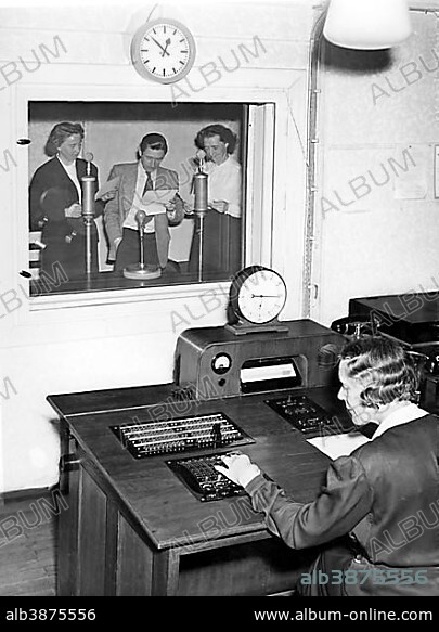 Singers in the recording studio, 1940s, Germany, Europe.