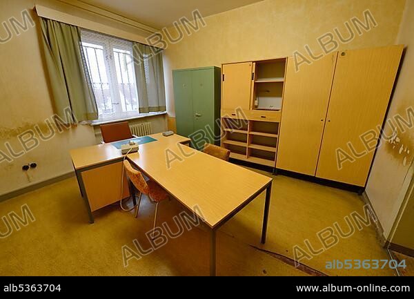 Interrogation room, Stasi Memorial, Genslerstrasse, Hohenschönhausen, Lichtenberg, Berlin, Germany, Europe.