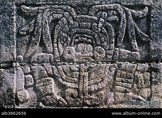 Relief on a stone pillar, Court of the Thousand Columns, Mayan ruins of Chichen Itza, Yucatan, Mexico, North America, Central America.