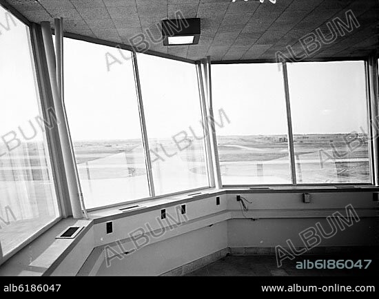 INTERIOR DE LA TORRE DE CONTROL DE LA BASE AMERICANA DE ROTA - FOTOGRAFIA EN BLANCO Y NEGRO - AÑOS 50.
