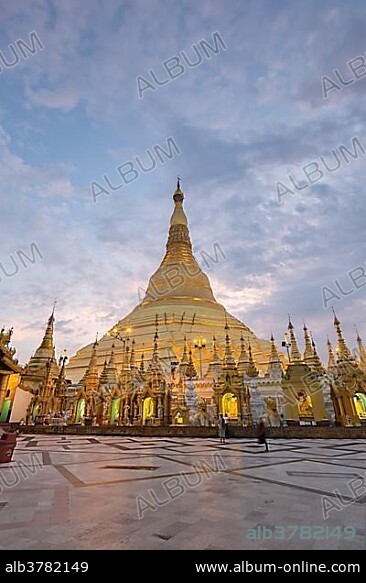 Shwedagon pagoda, Shwedagon Paya, dawn, Yangon, Myanmar, Asia.