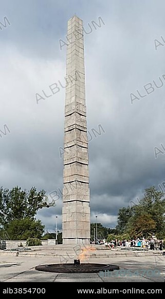 Obelisk with reliefs and inscriptions, at the front a fire memorial, "Eternal Flame" memorial, World War II, Leningradskij rajon, Kaliningrad, Kaliningrad Oblast, Russia, Europe.
