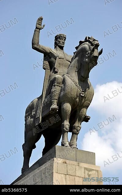 Equestrian statue, Monument of King Vakhtang Gorgasali, Avlabari district, Tbilisi, Georgia, Western Asia, Asia.