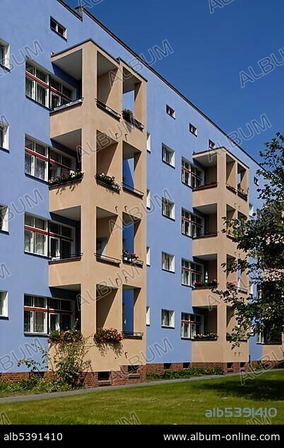Wohnstadt Carl Legien housing estate, Berlin Modernism Housing Estates UNESCO World Heritage site, built 1928-1930 by Bruno Taut and Franz Hillinger, Erich-Weinert-Strasse street, Gubitzstrasse street, Sueltstrasse street, Prenzlauer Berg urban district, borough of Pankow, Berlin, Germany, Europe.