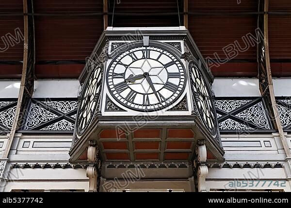Historic station clock in the main hall, London Paddington station, London, England, United Kingdom, Europe.
