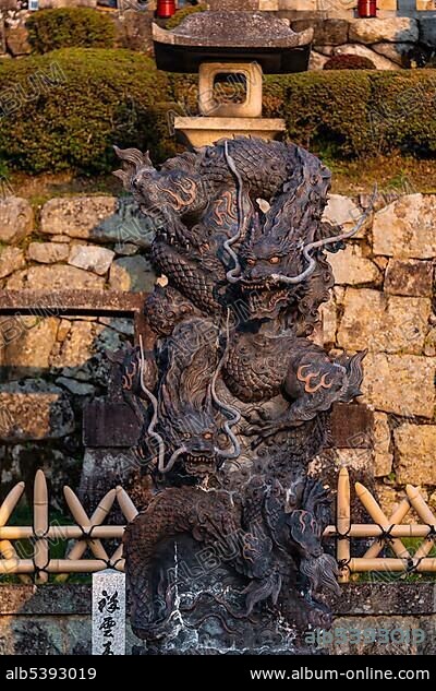 Twin Dragon Statue, Kiyomizu-dera Temple, Buddhist Temple, Kyoto, Japan, Asia.
