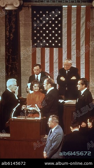JURA DEL POLITICO GERALD RUDOLPH FORD COMO PRESIDENTE DE LOS ESTADOS UNIDOS DE AMERICA - DETRAS RICHARD NIXON - 9 DE AGOSTO DE 1974.