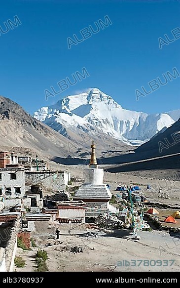 Tibetan Buddhism, Rongbuk Monastery, white stupa, summit of Mount Everest, base camp north side, the Himalayas, central Tibet, U-Tsang, Tibet Autonomous Region, People's Republic of China, Asia.