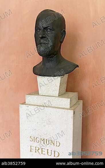 Sigmund Freud bust in the arcaded courtyard of the University of Vienna, Ringstraße, Vienna, Austria, Europe.