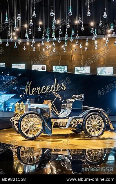 Mercedes-Simplex 40 hp (1902); Mercedes Museum; Stuttgarts most visited museum is part of Mercedes-Benz World in Untertürkheim and recalls the early days of the automobile with its vehicles and vintage cars; Architecture Ben van Berkel; Architekturbüro UNStudio; Stuttgart; Baden-Württemberg; Germany; Europe.