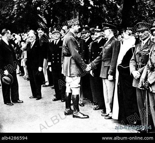 Provisory governement of Free France, in London. De Gaulle, Eisenhower. Left, Diethelm and Cassin. July 14, 1942. Great Britain - World War II. Paris. Bibliothèque nationale.