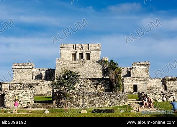 The castle, El Castillo, Mayan ruins of Tulum, 1200-1524, Tulum, Quintana Roo state, Mayan Riviera, Yucatan Peninsula, Mexico, Central America.