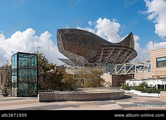 Golden fish Peix, sculpture of Frank Owen Gehry, beach promenade, Port Olimpic, La Barceloneta, Barcelona, Catalonia, Spain, La Barceloneta, Barcelona, Catalonia, Spain, Europe.
