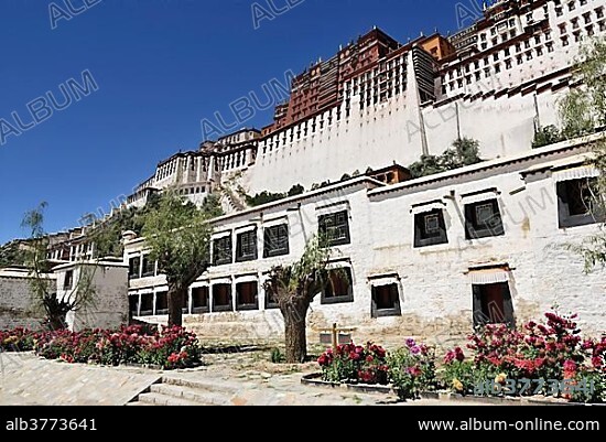 Potala Palace, winter palace of the Dalai Lama, Lhasa, Tibet, China, Asia.
