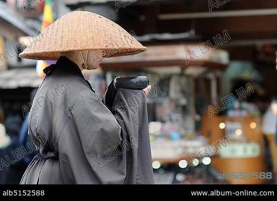 Mendicant nun, Kiyomizu-dera temple, Kyoto, Japan, Asia.