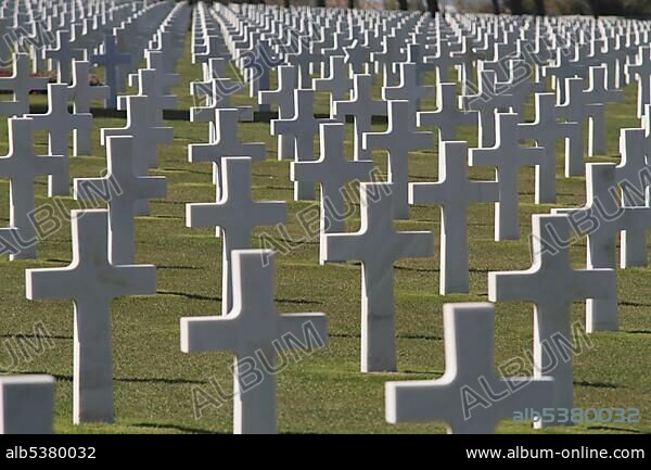Graves at the Normandy American Cemetery and Memorial above Omaha Beach, site of the landing of the Allied invasion forces on D-Day 6 June 1944, Second World War, Calvados, RÃ©gion Basse-Normandie, Normandy, France, Europe.