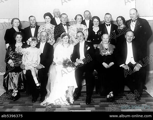 Group photo, Wedding couple with guests, around 1930, Germany, Europe.