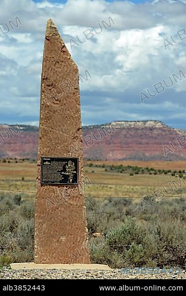 Historical marker, memorial stone, Old Paria movie set near Pahreah Townsite, Grand Staircase-Escalante National Monument, GSENM, Utah, Southwestern USA, USA, North America.