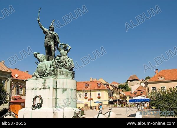 Main square, statue, Baron Istvan Dobo of Ruszka, tourists, castle, Eger, Hungary, Europe.