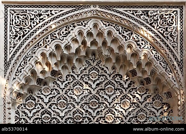 Stalactite decoration and artistic arabesque stucco work, Palais de la Bahia, Medina, Marrakech, Morocco, Africa.