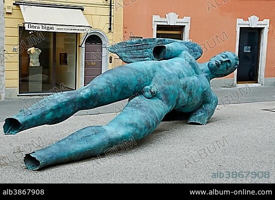 Sculpture by Igor Mitoraj, cathedral square, Pietrasanta, Provincia di Lucca, Tuscany, Italy, Europe.
