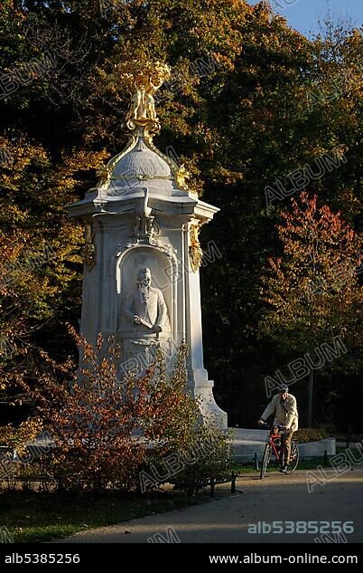 Beethoven-Haydn-Mozart-Denkmal oder Komponistendenkmal composers memorial in fall, Grosser Tiergarten park, Mitte district, Berlin, Germany, Europe.