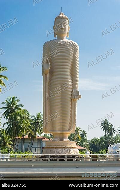 Financed from a Japanese foundation; the Tsunami Honganji Viharaya a replica of Barmiyan Buddha. The Sculpture is with 18.5 meters high one of the largest free-standing Buddha statues in Sri Lanka.