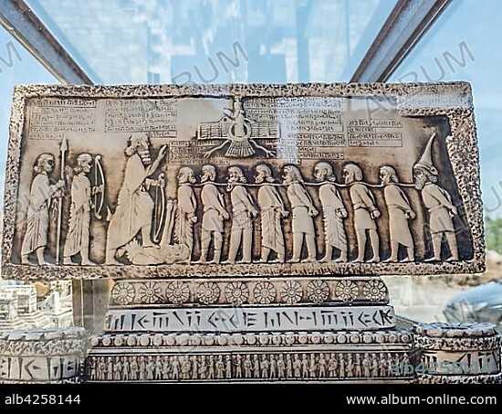 Behistun inscription, Darius I, cuneiform script, ancient Persian, Elamic, Babylonian, key for deciphering the Babylonian cuneiform script, reproduction, rock massif near Bisutun, Kermanshah, Iran, Asia.