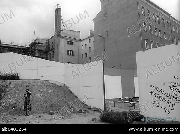 GDR, Berlin, 13 June 1990, demolition of the Wall on the historic Bernauer Strasse, inner wall, passageway, Strelitzer Strasse, © Rolf Zoellner.