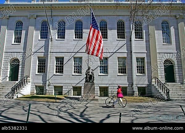 John Harvard statue, Harvard University Yard, Cambridge, Boston, Massachusetts, New England, USA, North America.
