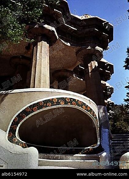 ANTONI GAUDÍ. COLUMNAS DORICAS DE LA SALA HIPOSTILA QUE SOSTIENEN LA EXPLANADA DEL PARQUE GÜELL - 1900/1914.