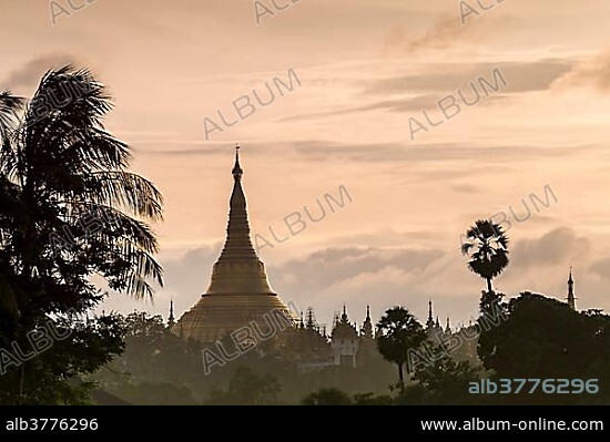 Golden stupa at sunset, chedi, Shwedagon Pagoda, Kandawgyi Lake, Kandawgyi Nature Park, Yangon or Rangoon, Yangon Region, Myanmar, Asia.
