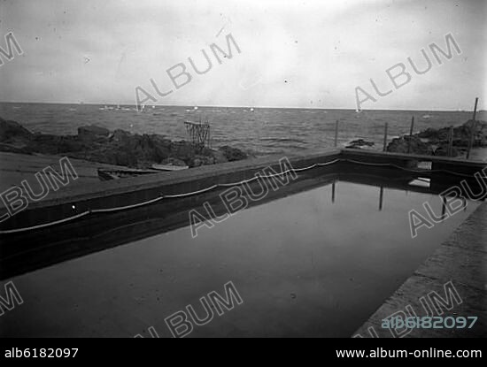 PISCINA DE LA CASA MARINEDA - FOTOGRAFIA EN BLANCO Y NEGRO - 1953.