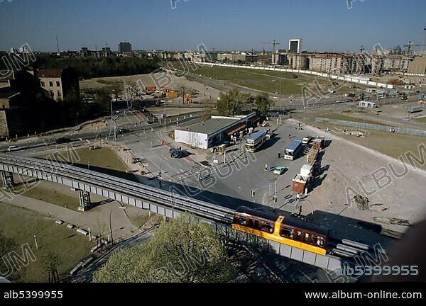 Fall of the Berlin Wall: Potsdam Square, newly errected border crossing, in the foreground the monorail, Berlin, Germany, Europe.