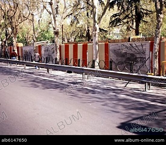 VALLAS DE OBRAS CON DIBUJOS DE OBRAS DE CONSTRUCCION DEL METRO.