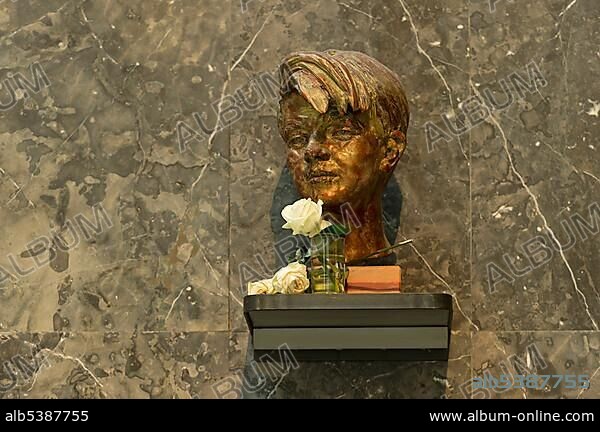 Bronze bust of Sophie Scholl by Nikolai Tregor, White Rose memorial, opponent of the Third Reich, Lichthof, atrium of the LMU, Ludwig Maximilian University, main building, Munich, Upper Bavaria, Bavaria, Germany, Europe.