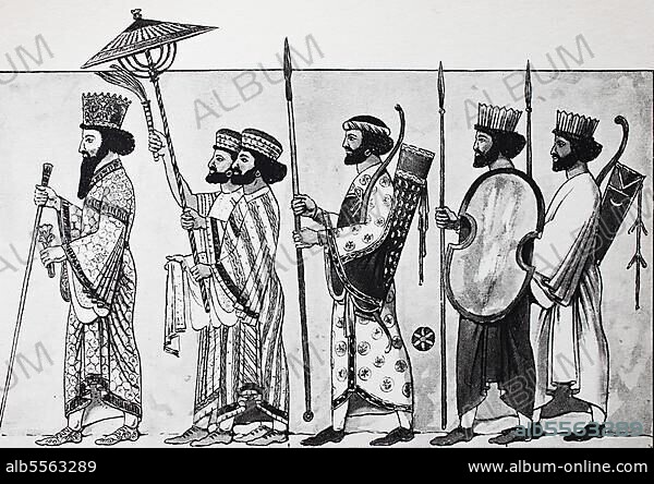 Bekleidungsmode in Altpersien 6. - 5. Jahrhundert v. Chr. von links, König Dareios im mittleren Obergewand, dann ein Fächerträger und ein Schirmträger, ein Speer- und Bogenträger ist ein Begleiter des Königs und die nächsten beiden sind die Leibwächter mit Speer und Ovalschild, digital verbesserte Reproduktion einer Illustration aus dem 19. Jahrhundert.
