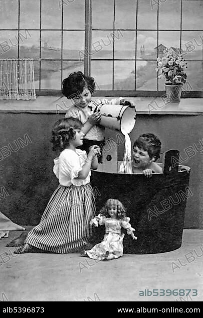 Historic photo, bathing in the bath tub, ca. 1910.