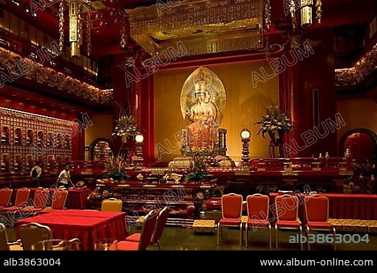 Large golden Buddha statue at the Kwan Im Thong Hood Cho Temple, Waterloo Street, Singapore, Southeast Asia, Asia.