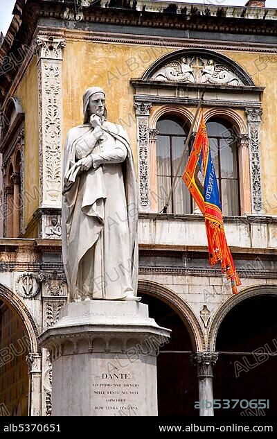 Statue of Dante, Piazza dei Signori, Verona, Venice, Italy, Europe.