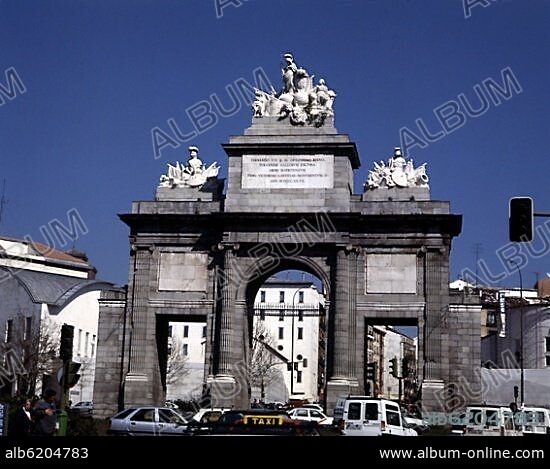 ANTONIO LÓPEZ AGUADO. PUERTA DE TOLEDO REALIZADA ENTRE 1817 Y 1826 - ESCULTURAS DE JOSE GINES RAMON BARBA Y VALERIANO SALVATIERRA  - NEOCLASICISMO ESPAÑOL  - FOTO AÑOS 90.