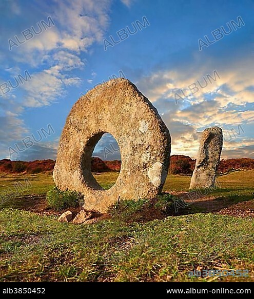 Mên-an-Tol or Men an Toll known locally as the Crick Stone, late Neolithic or early Bronze Age standing stones, near the Madron, Penwith peninsula, Cornwall, England, Great Britain.