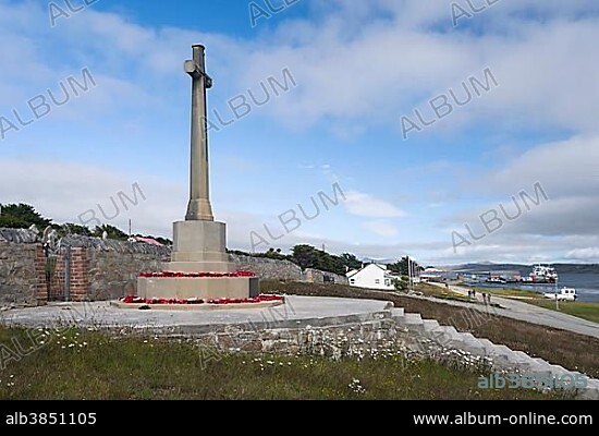 Wreaths at the monument to fallen British soldiers during the Falklands War, Stanley cemetery, Stanley, Ostfalkland, Falkland Islands, South America.