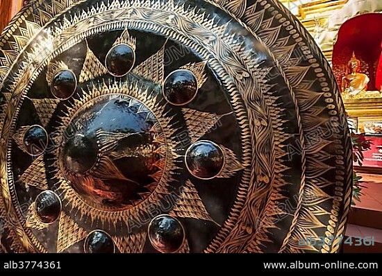 Gong, golden Buddha statue at back, Wat Panon, Chiang Mai, Northern Thailand, Thailand, Asia.