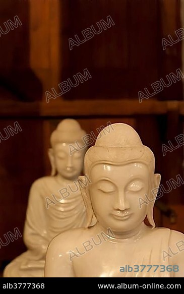 Two small Buddha statues, Sri Dalada Maligawa temple or Temple of the Sacred Tooth, Kandy, Zentrales Hochland, Sri Lanka, Asia.