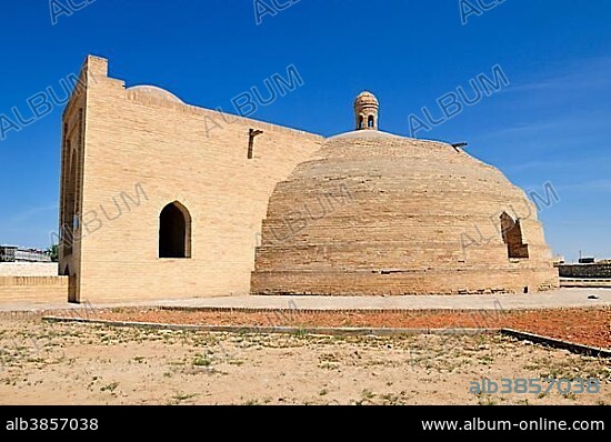 Sardoba, historic water cistern at Rabat-i-Malik caravanserai, caravansary, Silk Road, Uzbekistan, Central Asia, Asia.