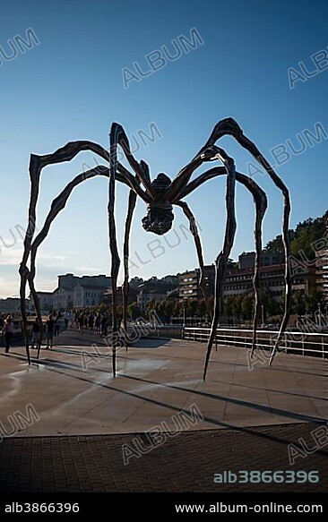 Spider sculpture Maman by Louise Bourgeois, in front of the Guggenheim Museum Bilbao, Bilbao, Basque Country, Biscay Province, Spain, Europe.