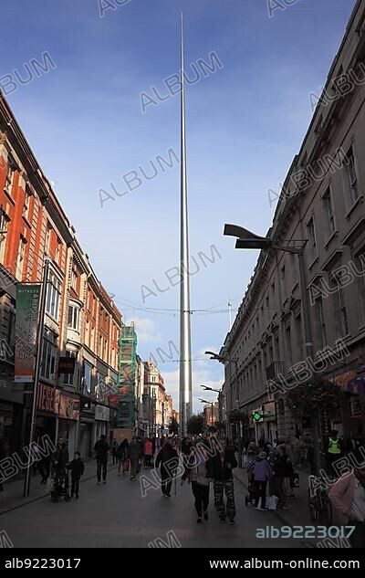 Pedestrian zone and The Spire, a monument and landmark of Dublin, Monument of Light, pin of steel Architectural practice Ian Ritchie Architects, Ireland, Spire of Dublin, the Monument of Ligh, An Tur Solais, a large, stainless steel, pin-like monument 120 metres in height, Dublin, Ireland, Europe.