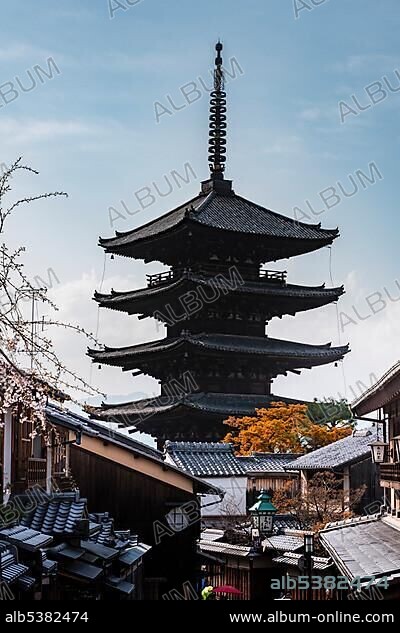 Five-storey Yasaka Pagoda of the Buddhist HÅkanji Temple, Yasaka dori historical street, Kyoto, Japan, Asia.